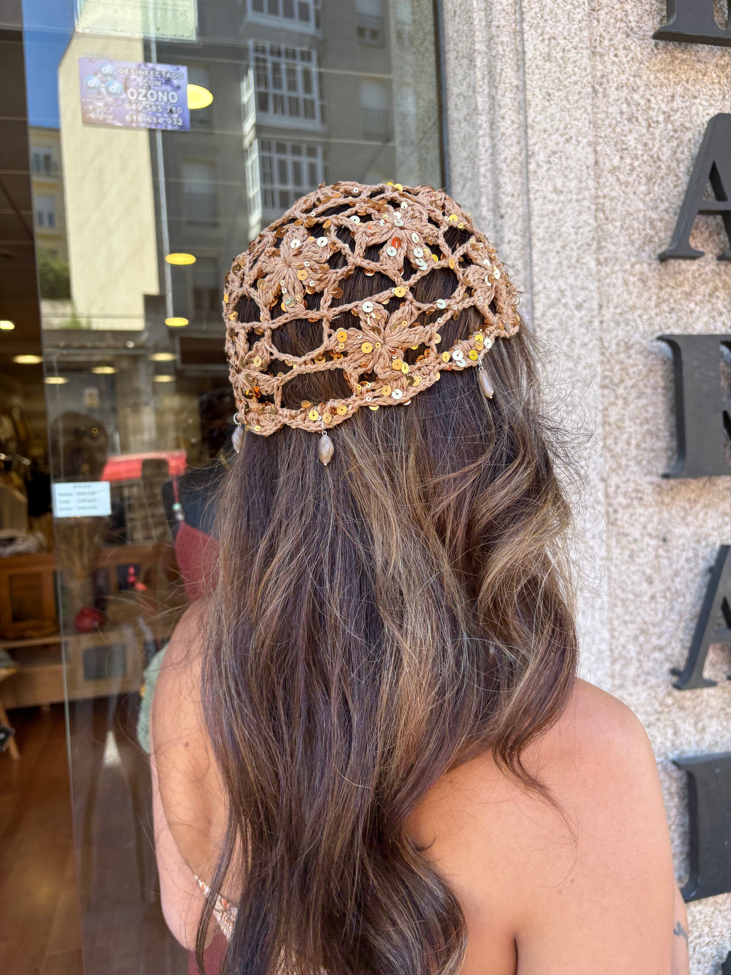 CASQUETE BEIGE COLGANTES
