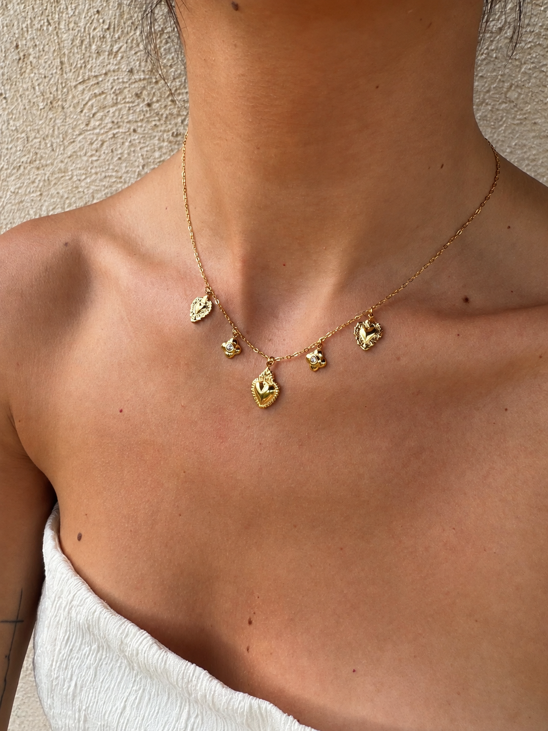 COLLAR CORAZONES DORADO