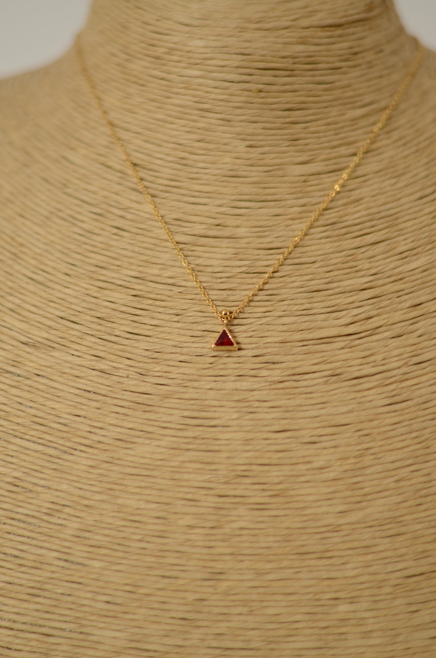 COLLAR TRIÁNGULO CIRCONITA ROJA DORADO