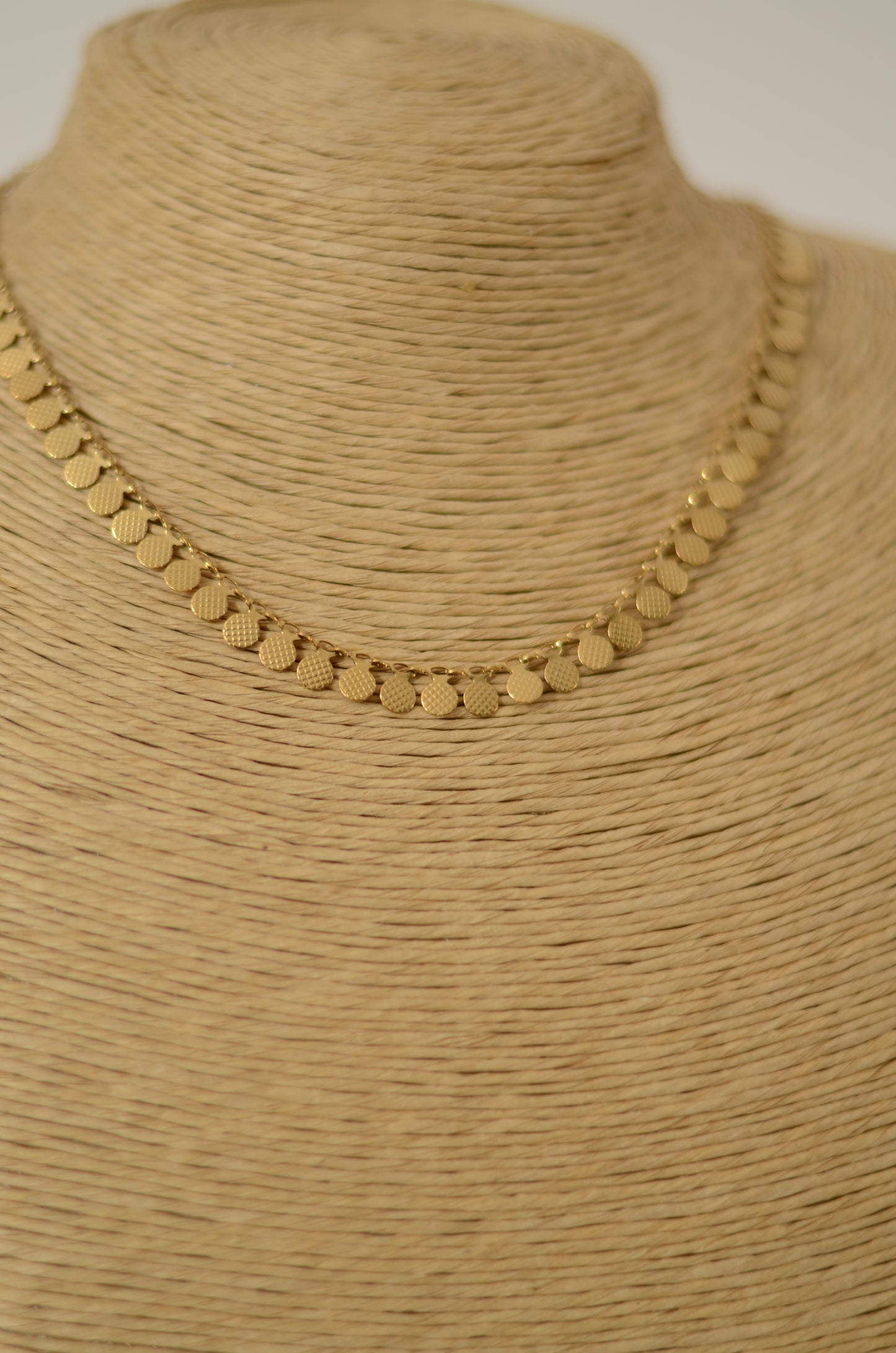 COLLAR COLGANTES REDONDOS RELIEVE DORADO