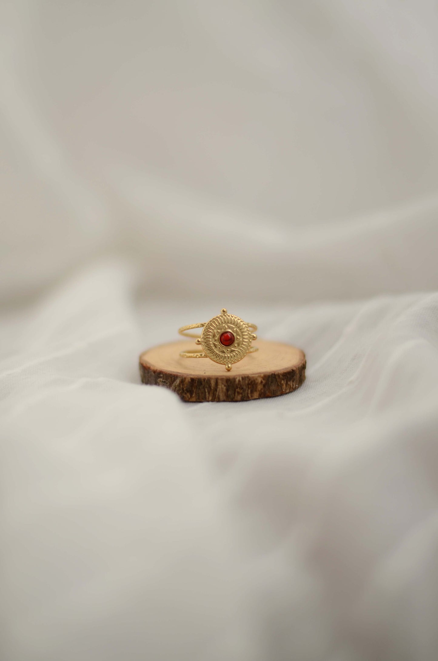 ANILLO CHAPA Y PIEDRA ROJA DORADO