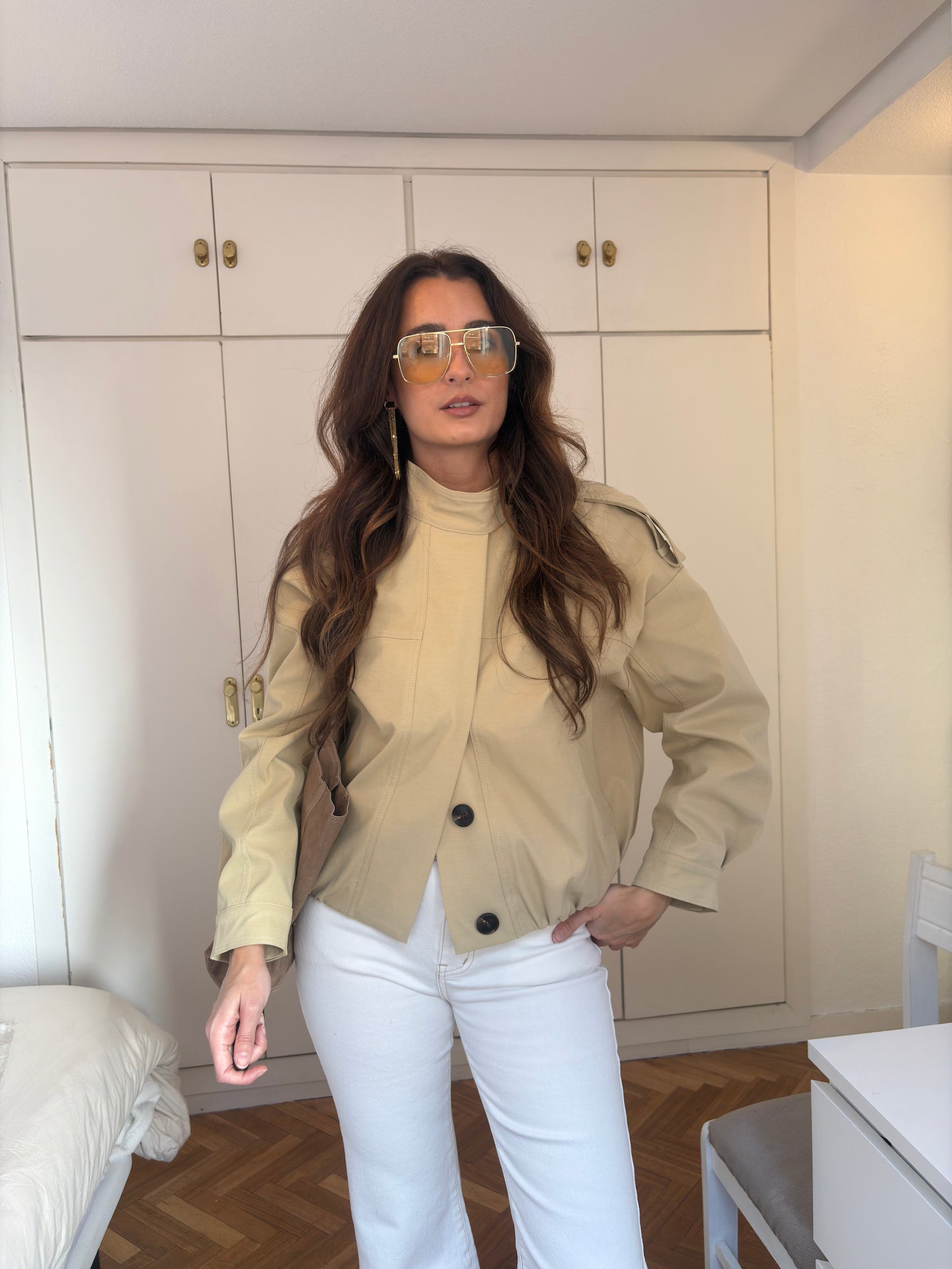 TRENCH CORTA CUELLO SUBIDO