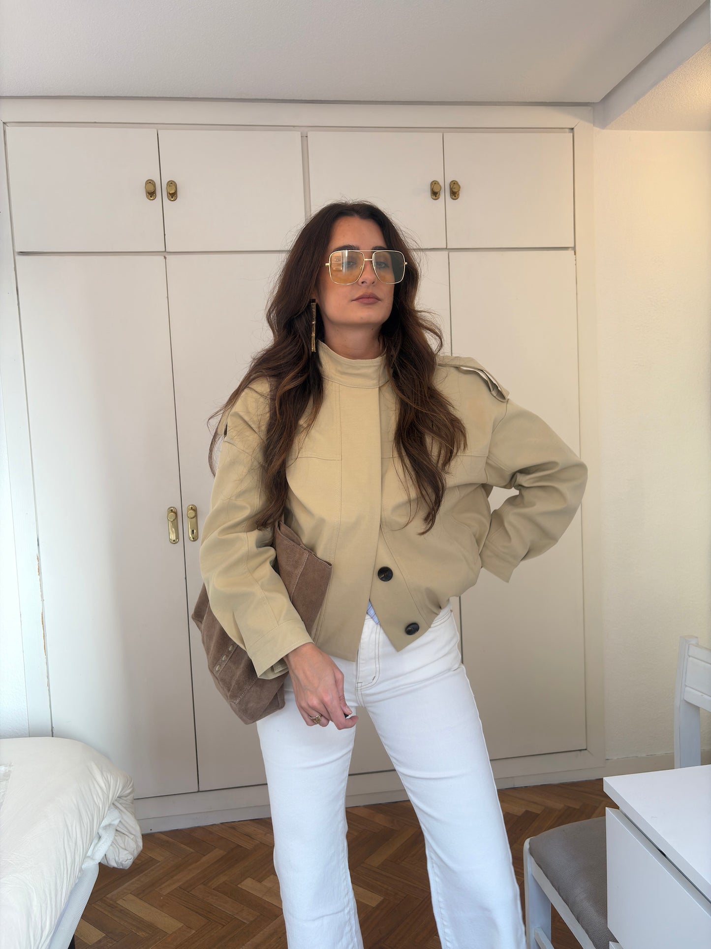 TRENCH CORTA CUELLO SUBIDO