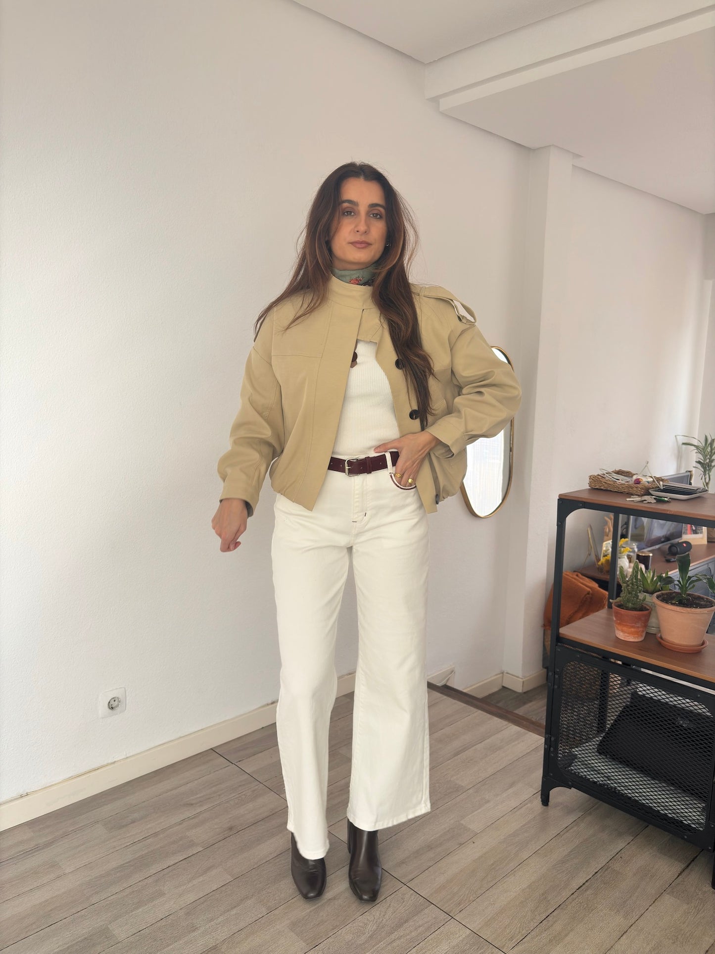 JEANS BLANCO WIDE LEG DETALLES BURDEOS