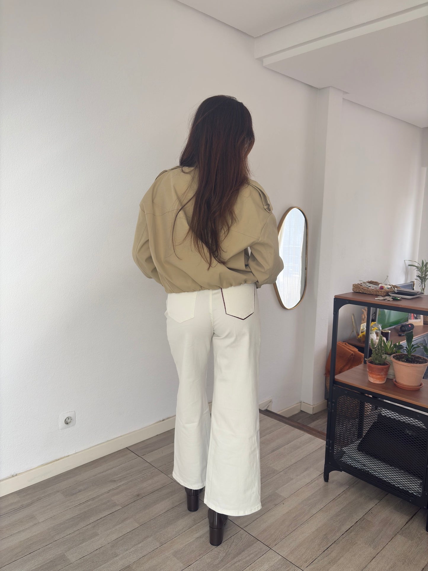 JEANS BLANCO WIDE LEG DETALLES BURDEOS