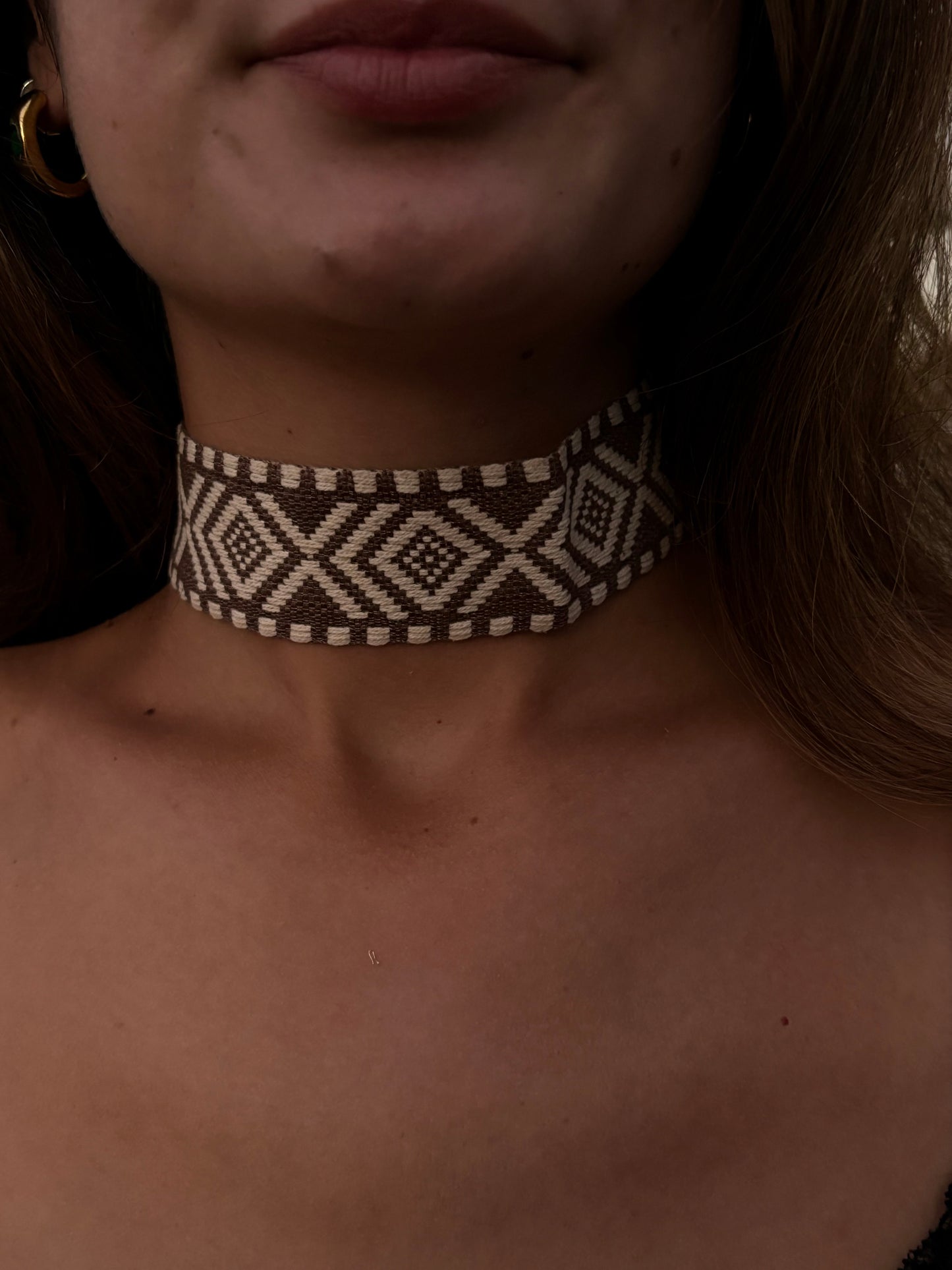 CHOKER ROMBOS MARRÓN