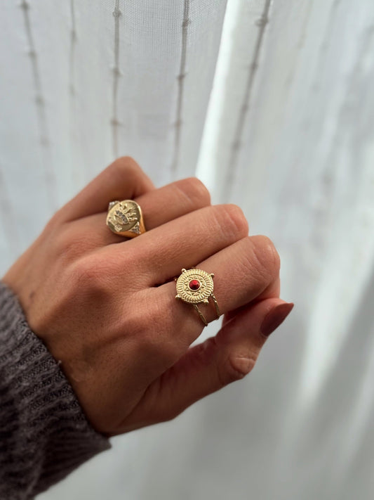 ANILLO CHAPA Y PIEDRA ROJA DORADO