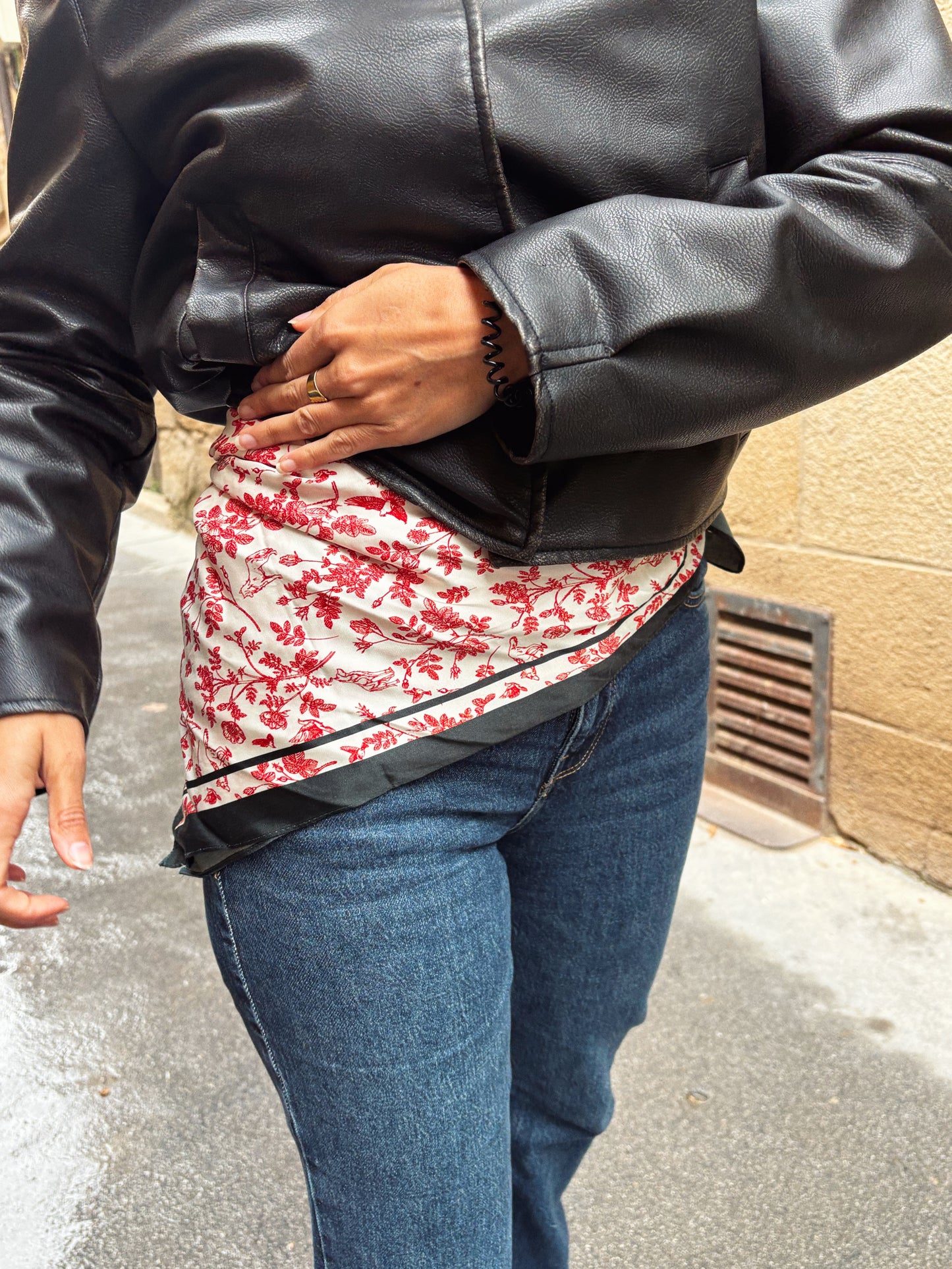 PAÑUELO ESTAMPADO FLORES CONTRASTE