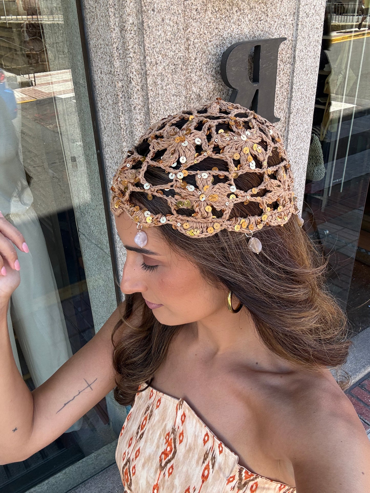 CASQUETE BEIGE COLGANTES