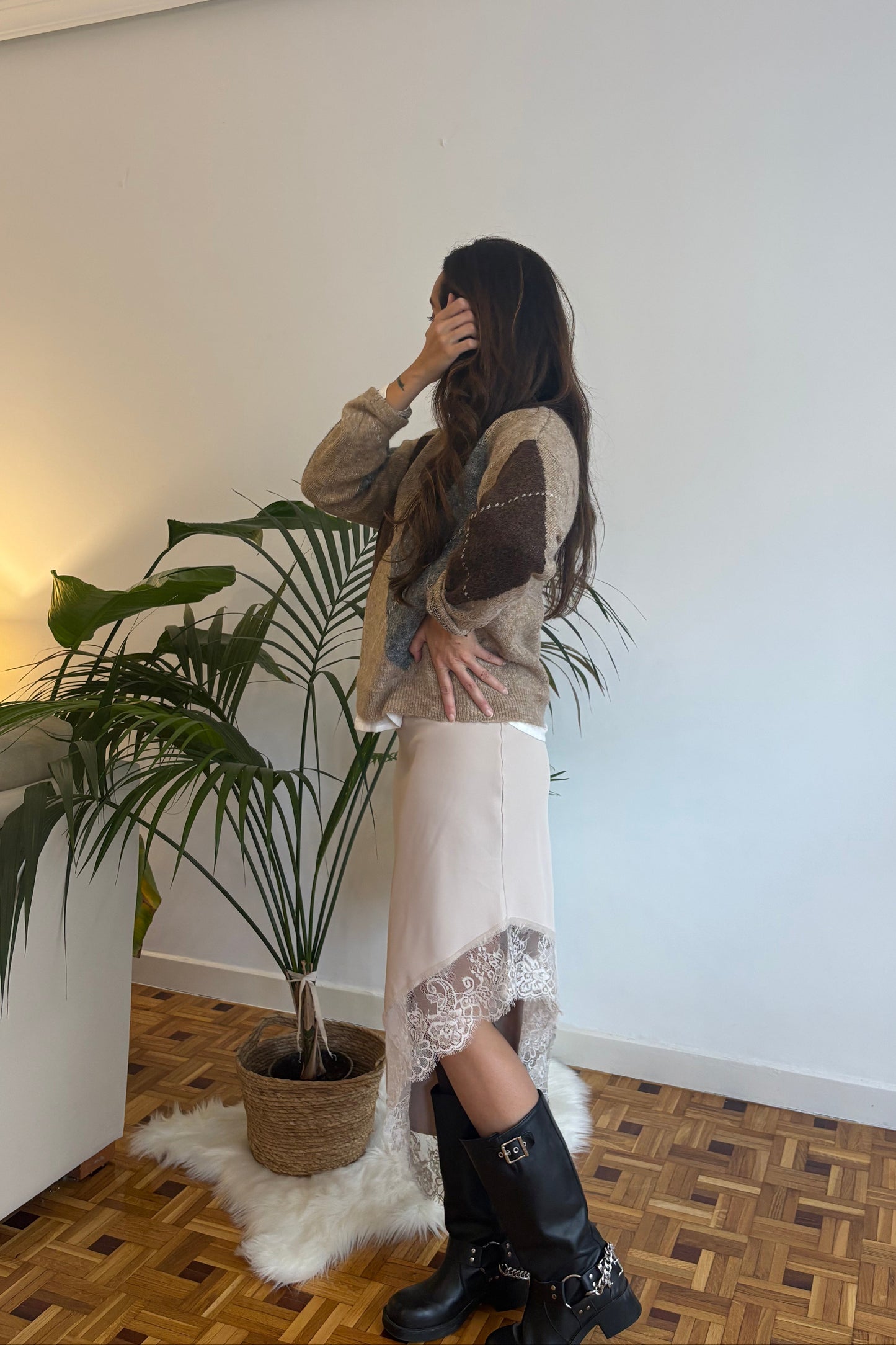 FALDA ASIMÉTRICA ENCAJE CRUDO