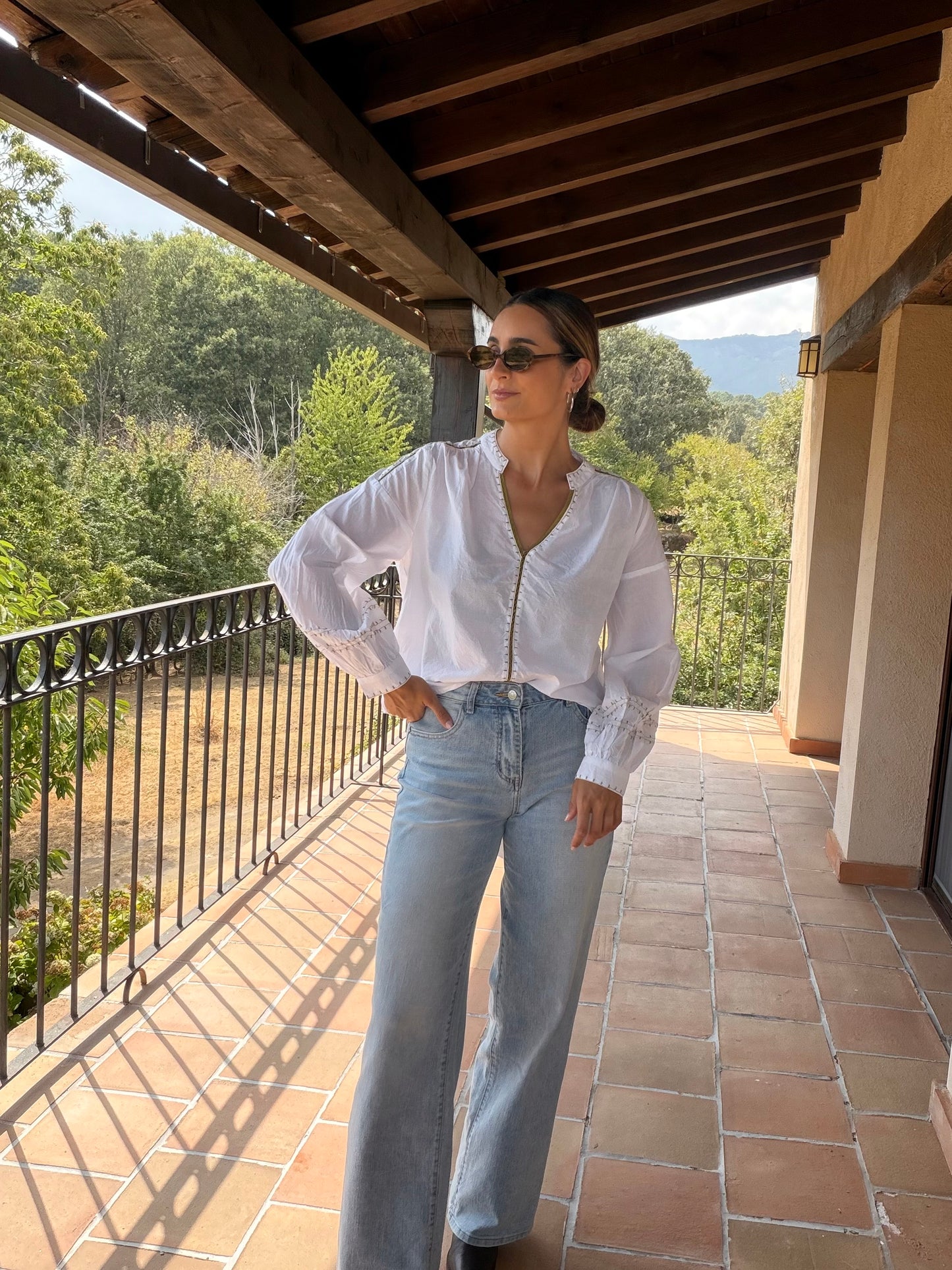 BLUSA CON DETALLES VERDES